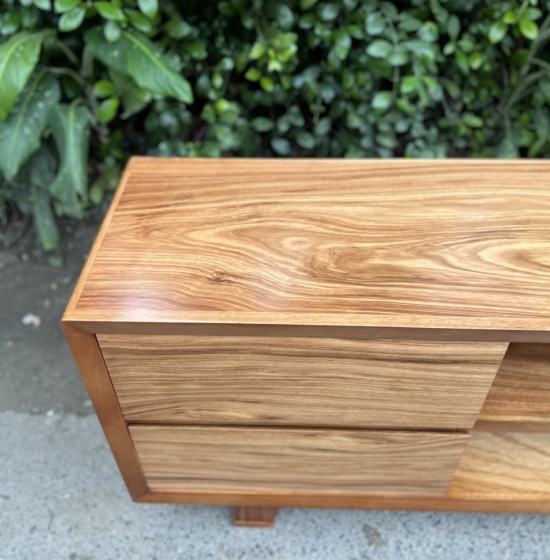 Kệ ti vi gỗ hương xám mẫu nhật hiện đại 