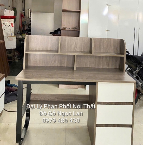 Bàn Học Sinh Gỗ Công Nghiệp Chân Sắt Giá Rẻ Kèm Kệ Sách 